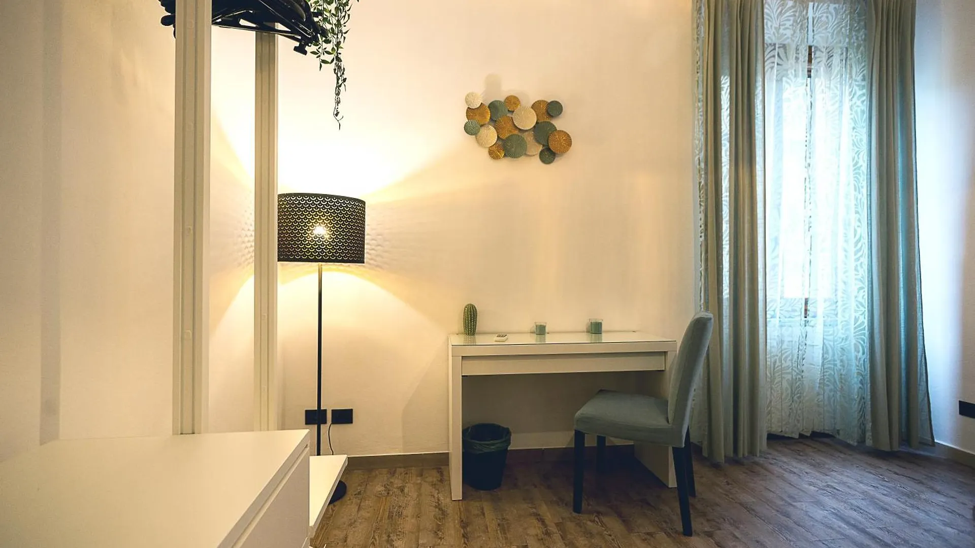 Tina House Florence 0*,